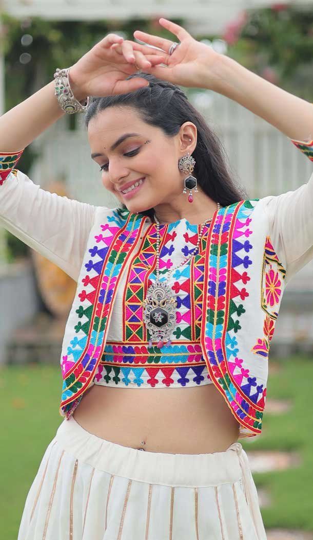 Roman Silk Gamthi Embroidered Navratri Lehenga Choli In Off White - 158768981