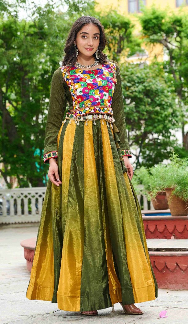 Women Kutchi Gamthi Work Pedding Color Green Chinon - 160481092