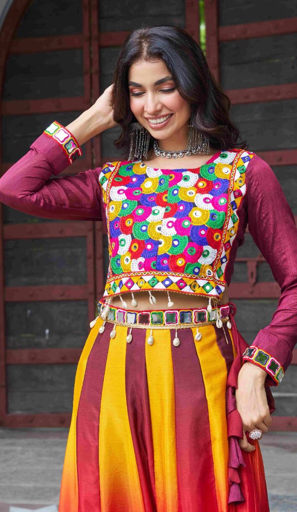 Women Pedding Color Maroon Chinon Kutchi Gamthi Work - 160481093