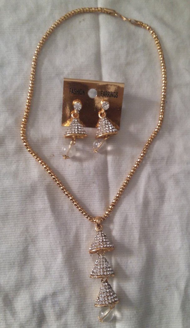 White and Golden Color Fashion Necklaces in Traditional Look