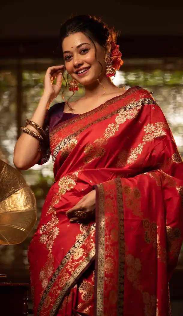 Red Traditional Banarasi Silk Saree with Weaving Work – 215112