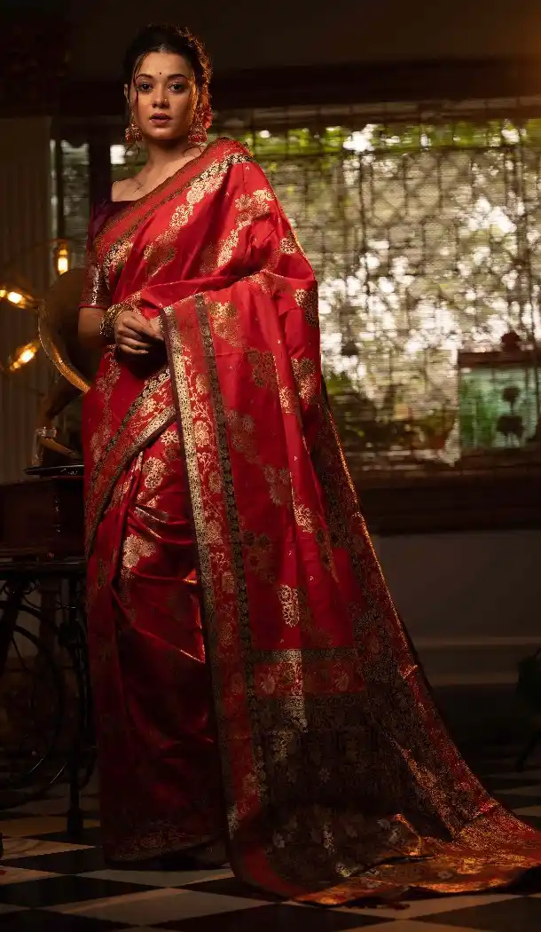 Red Traditional Banarasi Silk Saree with Weaving Work – 215112