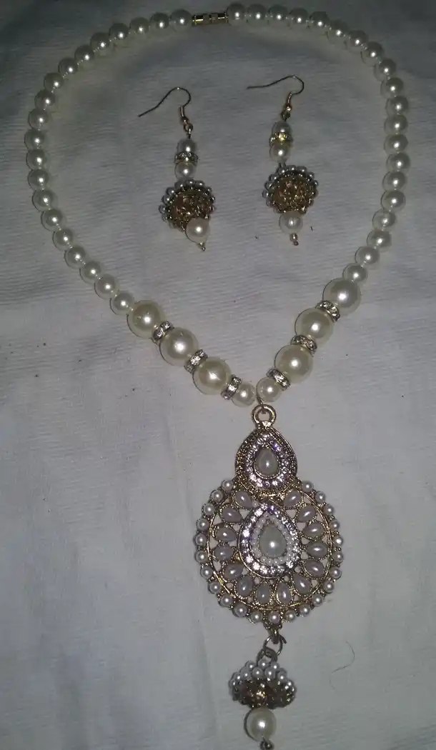 Off White and White Color Necklaces in Traditional and Heavy Look