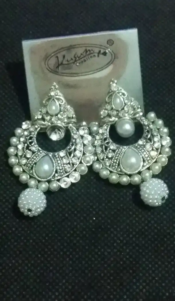 Perfect Look In Silver and Off White Color Earrings